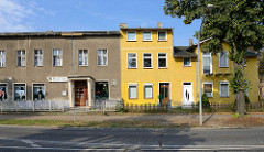 Wohnhäuser in Oranienburg - Fassade in Rauhputz / Grobputz, teilweise restauriert / gestrichen.