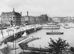 Historische Darstellung von der Reesendammbrücke und dem Jungfernstieg an der Binnenalster - im Vordergrund Ruderboote eines Bootsverleihs am Steg. Eine Schute wird von einer Barkasse Richtung Kleine Alster gefahren. Im Hintergrund Geschäftshäuse