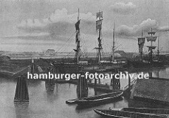 Der alte Hamburger Petroleumhafen ( ca. 1890); er lag im Areal des späteren Südwesthafens - das Hafenbecken für die gefährliche Ladung wurde um 1875 angelegt. Zwei Frachtsegler liegen am Kai - im Vordergrund Ruderboote aus Holz.