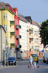 Mehrstöckige Wohnhäuser mit bunter Fassade an der Stralsunder Strasse in Oranienburg.