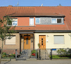Doppelhäuser mit unterschiedlicher Fassadengestaltung und verschiedenen Eingangstüren - Wohnhäuser in Oranienburg, Kiefernweg.