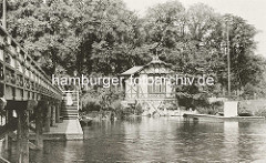 Historische Fotografie beim Holzsteg Anleger Rabenstrasse an der Hamburger Binnenalster - Holzgebäude der Polizei am Ufer.