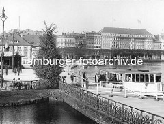 Altes Bild vom Dampfer-Anleger Jungfernstieg an der Hamburger Binnenalster; Passagiere besteigen einen Alsterdampfer Richtung Barmbeck. Im Hintergrund der Neue Jungfernstieg und das Hotel Vier Jahreszeiten.