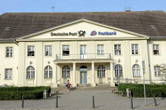 Denkmalgeschützte Architektur Oranienburgs am Bahnhofsplatz - Postgebäude, erbaut 1926.