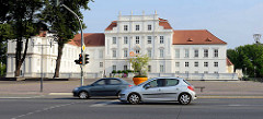 Schloss Oranienburg / Autoverkehr - das älteste Barockschloss in  Brandenburg. In der Regierungszeit Friedrichs III./I. (1688 – 1713) wurde Oranienburg eine der bedeutendsten Schloss- , Garten- und Stadtanlagen in der Mark Brandenburg.