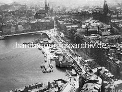 Alte Luftaufnahme vom Hamburger Jungfernstieg und dem Anleger an der Binnenalster. Lks. oben das Hamburger Rathaus und der Rathausplatz - in der oberen Bildmitte die Petrikirche.