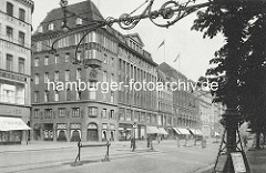 Historisches Foto vom Jungfernstieg in der Hamburger Neustadt / Innenstadt. Geschäftshäuder / Kontorhäuser beim Neuen Wall - hohe Eiserne Strassenlaterne, Kandelaber.