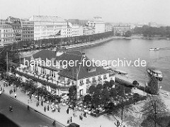 Historische Luftansicht vom Alsterpavillon am Hamburger Jungfernstieg - Alsterdampfer fahren auf der Binnenalster - im HIntergrund das Hotel Vier Jahreszeiten und Geschäftshäuser am Neuen Jungfernstieg.