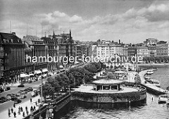 Hamburg Innenstadt / Neustadt - historischer Ansicht vom Jungfernstieg und dem Anleger an der Binnenalster. Im Vordergrund der alte Verkehrspavillion, dahinter der Alsterpavillion. Fussgänger und fahrende / parkende Autos auf dem Jungfernstieg; G