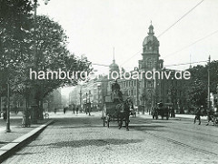 Historische Ansicht aus der Hambuger Neustadt - Blick vom Dammtordamm zum Stephansplatz und der Dammtortstrasse. Pferdekutschen / Pferdefuhrwerke auf dem Kopfsteinpflaster - Gebäude der Oberpostdirektion,  fertiggestellt 1887 - Entwürfe Julius Ca