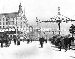 Historischer Blick in den historischen Jungfernstieg. Fussgänger und Fahrradfahrer - Pferdekutschen, weit ausladende Kandelaber  mit schmiedeeisernem Dekor als Strassenbeleuchtung.