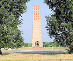 Gedenkstätte und Museum Sachsenhausen; Auf dem Gelände des ehem. KZ Sachsenhausen wurde 1961 die Nationale Mahn- und Gedenkstätte Sachsenhausen zur Erinnerung an das Konzentrationslager und sein Vorgängerlager, das KZ Oranienburg eingerichtet . Mahnm