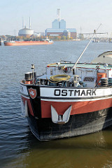Das Binnenschiff Ostrmark am Liegeplatz in der Billwerder Bucht -  das Gütermotorschiff hat eine Länge von 67m  und wurde 1958 gebaut - im Hintergrund das Heizkraftwerk Tiefstack.