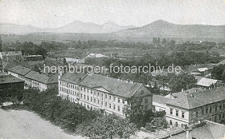 Historisches Flugbild von Theresienstadt / Terezin, Kasernen - Berge im Hintergrund.