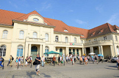 Bahnhofsgebäude / Reisende auf dem Bahnhofsplatz, Oranienburg.