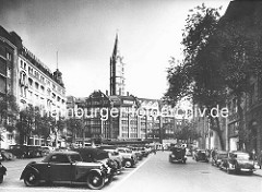 Parkende Autos auf dem historischen Pferdemarkt in der Hamburger Altstadt, Vorkriegsfotografie - seit 1946 ist der Platz nach Gerhart Hauptmann benannt; im Hintergrund die Mönckebergstrasse und die St. Jacobikirche.