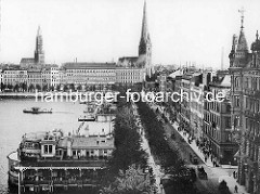 Altes Luftbild vom Jungfernstieg in der Hamburger Neustadt an der Binnenalster. Im Vordergrund der Alsterpavillon und die Promenade / Allee am Wasser; re. das Gebäude vom Hamburger Hof - Kirchtürme der St. Petrikirche und St. Jacobikirche.