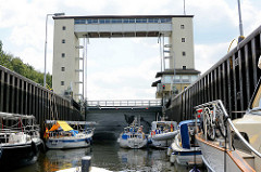 Motorboote liegen in der Schleusenkammer der Lehnitzschleuse in Oranienburg.  Die Schleusenanlage Lehnitz wurde 1910 erbaut - sie hat eine nutzbare Länge von 80 Meter und eine Breite von 10 Metern - die Hubhöhe beträgt ca. 5,65 m.
