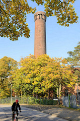 Herbstbäume am Billhorner Deich - historischer Ziegelturm / Wasserturm in Hamburg Rothenburgsort, erbaut 1848 nach Plänen von  Alexis de Chateauneuf  entworfen und vom Ingenieur William Lindley erbaut.