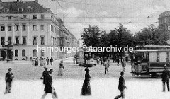 Blick über den historischen Stephansplatz in der Hamburger Neustadt - Fussgänger und Strassenbahnen. Blick in die Esplanade und zu Meyer's Hôtel, dem späteren Hotel Esplanade