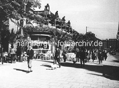 Historische Bilder aus der Hansestadt Hamburg - Fussgänger, Mann mit Hund auf dem Jungfernstieg vor dem  Alsterpavillion.