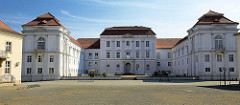Rückansicht vom Schloss Oranienburg - das älteste Barockschloss in  Brandenburg. In der Regierungszeit Friedrichs III./I. (1688 – 1713) wurde Oranienburg eine der bedeutendsten Schloss- , Garten- und Stadtanlagen in der Mark Brandenburg.