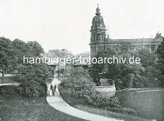 Blick vom Botanischen Garten in der Hamburger Neustadt zum Kuppelturm der Oberpostdirektion am Stephansplatz.