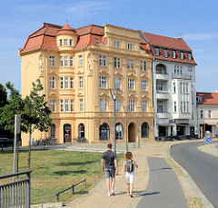 Historisches Bürgerhaus in der Bernauer Strasse von Oranienburg - mehrstöckige Jugendstilarchitektur.