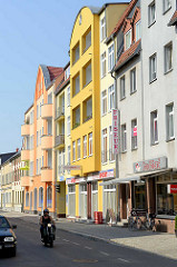 Moderne Architektur mit farbiger Fassade - Lehnitzstrasse in Oranienburg.