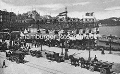 Historisches Bild vom  Alsterpavillion an der Binnenalster - Pferdekutschen stehen auf dem Jungfernstieg.