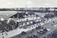 Altes Luftansicht vom Hamburger Alsterpavillion an der Binnenalster. Auf dem Jungfernstieg parken KFZ, Radfahrer  und Pferdefuhrwerk; im Hintergrund der Alsterdamm / Ballindamm.