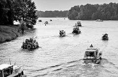 Sportboote wurden in der Lehnitzschleuse geschleust und fahren in den Lehnitzsee, Teil der Havel-Oder Wasserstrasse ein.