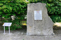 Gedenkstein in Oranienburg - Tafelinschrift: KZ Sachsenhausen Ravensbrück Aussenlager Auerwerke - hunderte fielen der unmenschlichen Ausbeutung und dem Terror der SS zum Opfer. Ihr Kampf ist uns Verpflichtung. Daneben eine Tafel zum Gedenken an die Ä