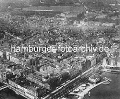 Flugbild vom alten Vorkriegs-Hamburg; unten der Alsterpavillion am Jungfernstieg - im Hintergrund die Gerichtsgebäude am Sievekingplatz und das Heiligengeistfeld in Hamburg St. Pauli.