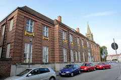 Historische Architektur in Oranienburg - zweigeschossiger Backsteinbau, ehem. Waisenhaus an der Breiten Strasse. Aus Freude über die Geburt des Thronfolgers Karl Emil und in Erfüllung eines Gelöbnisses stiftete Kurfürstin Louise Henriette im Jahre 16