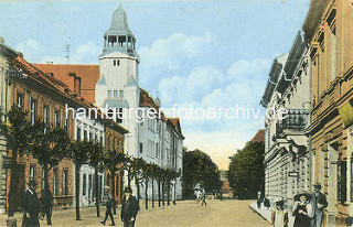 Altes Bild vom Postgebäude in Theresienstadt, Fussgänger auf der Strasse.