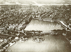 Blick über die Lombardsbrücke auf die Binnenalster und dem Jungfernstieg mit dem Fährbootanleger und Alsterpavillon. Lks. die Hamburger Altstadt - im Hintergrund die Speicherstadt und das Hafengebiet an der Norderelbe, re. die Neustadt Hamburgs m