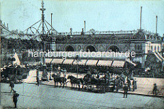 Hamburg früher - alte Ansicht vom Alsterpavillion am Jungfernstieg; Pferdekutschen / Pferdedroschken stehen mit Fahrgästen am Strassenrand - Fussgänger und Radfahrer.