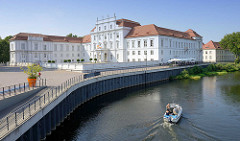 Schloss Oranienburg - das älteste Barockschloss in  Brandenburg. In der Regierungszeit Friedrichs III./I. (1688 – 1713) wurde Oranienburg eine der bedeutendsten Schloss- , Garten- und Stadtanlagen in der Mark Brandenburg. Ein Motorboot fährt auf der