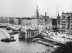 Historische Luftaufnahme vom Hamburger Jungfernstieg - Bootsverleih mit Ruderbooten beim Alsterpavillion - Alsterdampfer am Anleger; Rathausturm und Kirchturm der St. Nikolaikirche.