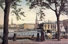 Altes Motiv von der Hamburger Binnenalster - Blick vom Neuen Jungfernstieg auf den Hamburger Binnensee. Eine Frau mit Strohhut und Kinderwagen  steht am Wasser vor dem Bootsverleih mit Ruderbooten. Segelboot am Alsterpavillion - Alsterdampfer am