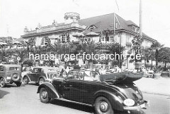 Historische Ansicht vom Jungfernstieg - Strassenverkehr, Cabriolet; vor dem Alsterpavillion sitzen Gäste an Tischen im Freien.