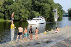 Sportboot auf der Havel in Oranienburg - Kinder / Jugendliche am Flussufer - Anleger.