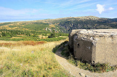 Ehem. Bunkeranlage vom II. Weltkrieg im Riesengebirge - Blick von der Tschechischen Seite zur polnischen Grenze.