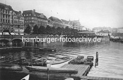 Blick über die Binnenalster / Einfahrt in die Kleine Alster zum Jungfernstieg. Im Vordergrund Ruderboote eines Bootsverleihs und der Verkehrspavillion.