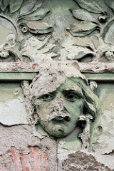 Verfallenes Jugendstildekor - abblätternder Putz, Fassade Wohnhaus in Kolin.