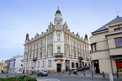 Gründerzeitgebäude mit Uhrenturm und Fassadenmalerei, Figuren / Eckgebäude - andere Strassenseite Architektur der 1920er Jahre, Putzfassade.