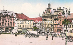 Historische Ansicht vom Karlsplatz / Karlovo náměstí in Kolin -  städtische Architektur des späten Barock, Renaissance und klassizistischer Historismus. Mit PLanen abgedeckte Fuhrwerke - vor dem Brunnen aufgebauter Marktstand; Rathausgebäude von