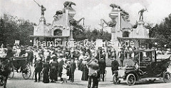 Alter historischer Eingang von Hagenbecks Tierpark - Jugendstiltor mit Skulpturen. Menschenmenge - Droschken, Automobil / Tag der Eröffnung.