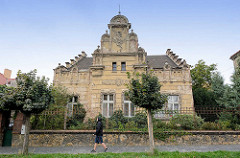 Historisches Jugendstil-Wohnhaus mit abblätterndem Putz - florales Stuckdekor, teilweise zerstört; Architekturfotografien aus Kolin / Tschechien.